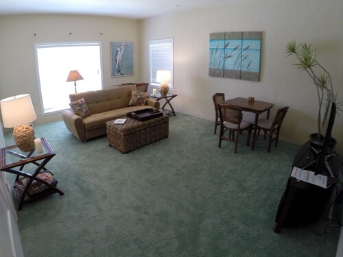 Mariposa- One Bedroom Flat; sweet getaway by the Beach! newly renovated beauty