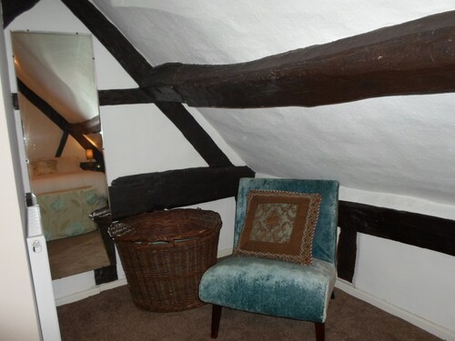 Charming cozy cottage fully updated within walking distance of shops and market