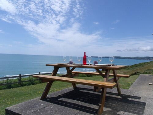 Spacious, light-filled house with unrivalled ocean views
