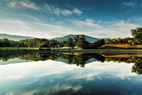 Romantic Couples Escape Beautiful Mountain Views, Hot Tub, Lake near Luray