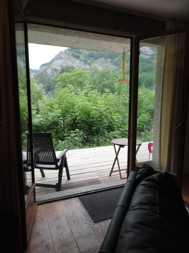 Appartement spacieux avec grande terrasse dans la nature