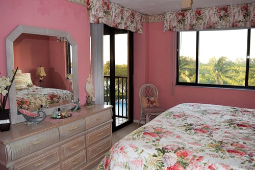 Walk To The Beach! Naples Condo w/Unobstructed Views Of The Gulf, Bay And Pool!