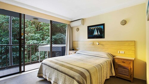 Rocks Resort 4G - Currumbin Beachfront - Min. 3 night stays!