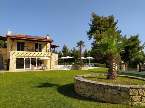 Near the beach, sea view, private pool, e-bikes, quiet location
