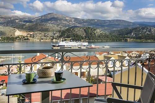 Fantastic luxury apartment overlooking the Argostoli marina.