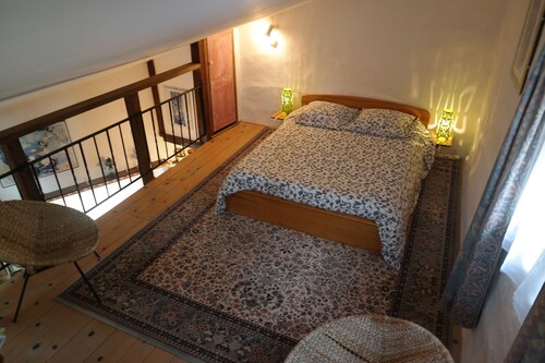 Au Pied du Château. Studio au coeur du village médiéval de Gréolières.