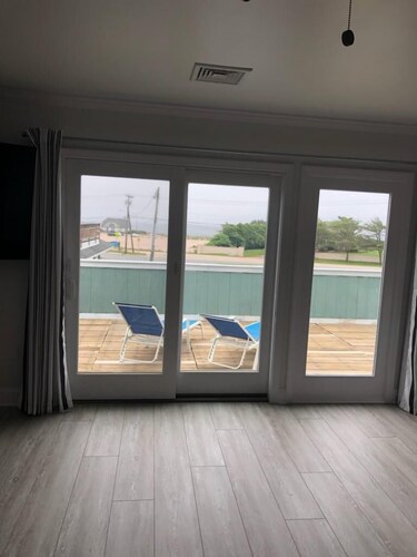 Scarborough beach across the street-Sit on the deck and see the ocean. Captian