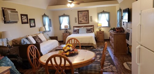 Beautifully decorated charming cabin located in the Arbuckle Mountain Area.