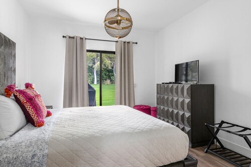 Upscale Palm Springs Condo/Desert Princess Resort with golf cart!