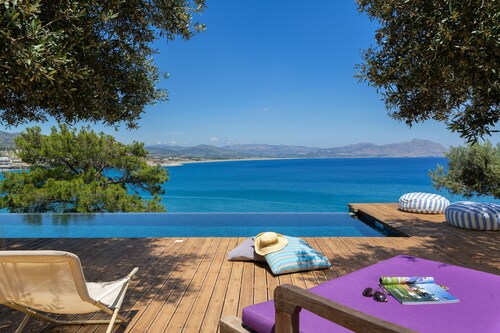 Von einem Architekten entworfene Villa auf einem Hügel mit spektakulärem Blick über die Bucht von Vlycha