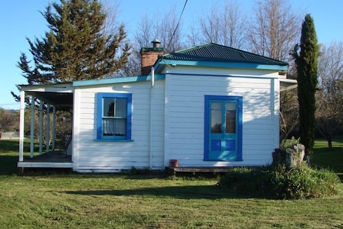 Quaint character cottage on working farmlet, Running Sheep & Beef.