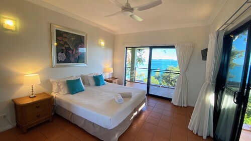 COMPASS PT 5 - HAMILTON ISLAND - GREAT BARRIER REEF - WHITSUNDAYS - WHITEHAVEN