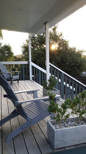 Cute & modern chalet, 500m to sandy beaches, close to vineyards with seaview