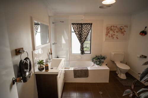 Your Perfect Getaway Destination - Fantastic views, walk, ride, wine, be!