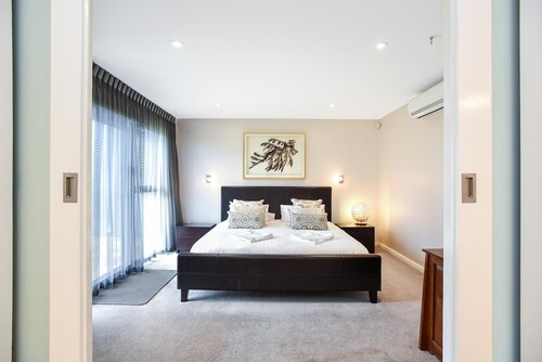 Esplanade Escape and Suite - Aldinga Beach - Executive Home with Stunning Sea Views and Romantic Suite