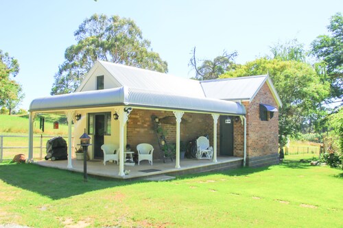 Romantic luxury close to town, fine food dining and wineries