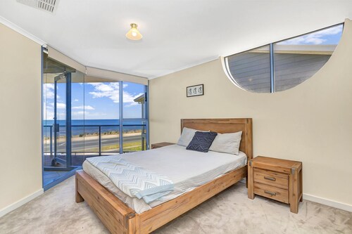 Sail Away - Aldinga Beach - Large and Luxurious Esplanade Home with Panoramic Sea Views