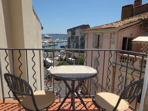 Luxury apt with amazing SEA VIEW BALCONY: 2 mins walk to beaches & 4 mins Palais