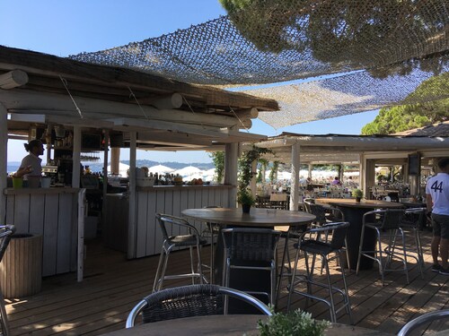 150 mètres de la plage de la Garonnette, conviviale et familiale, animaux acceptés