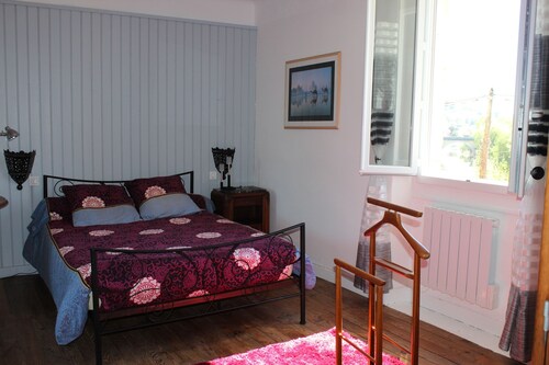 MAISON VACANCES 2 A 4 PERSONNES - TERRASSE SUD FACE RIVIERE (PAS DE JARDIN)