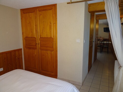 Studio 2 people 33 m2, large south balcony, magnificent mountain view, swimming pool