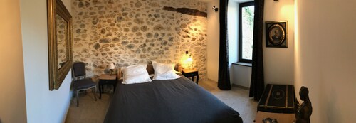 MAGNIFICENT GITE IN STONE IN THE CENTER OF VALLON PONT D'ARC