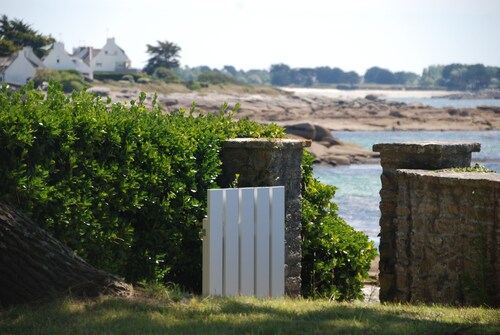 Villa familiale donnant directement sur la mer