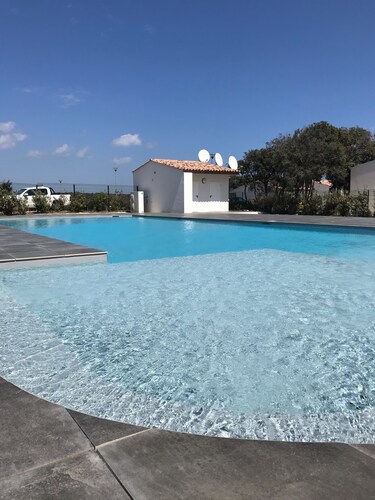 MINI VILLA THE TOP BONIFACIO WITH HEATED POOL