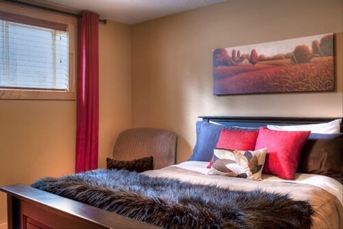 Iron Ring Log Chalet, Radium Hot Spring Pool Passes Incl. 3 bed 2 bath!