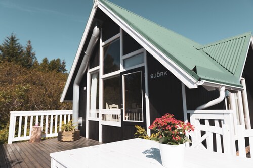 Björk - A cozy hilltop cottage - Great location!