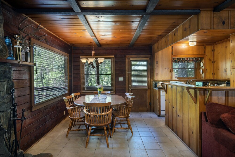 Family Cabin, 2 Bedrooms (2 Bedrooms) - In-Room Dining