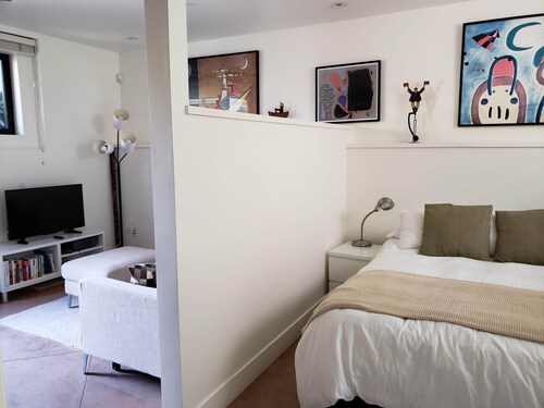Quiet Studio, Ocean & Lagoon Views, Walk to Beach, Large Private View Deck