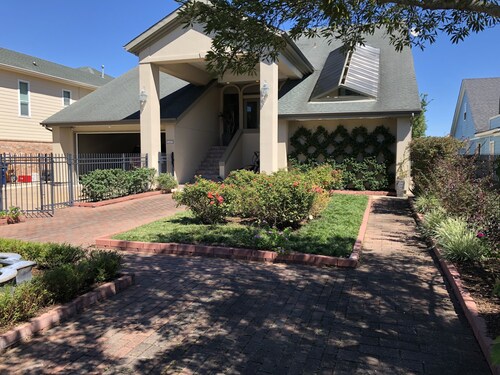 Large Bayfront Vacation Home w/ Elevator, Pier & Amazing views of Galveston Bay
