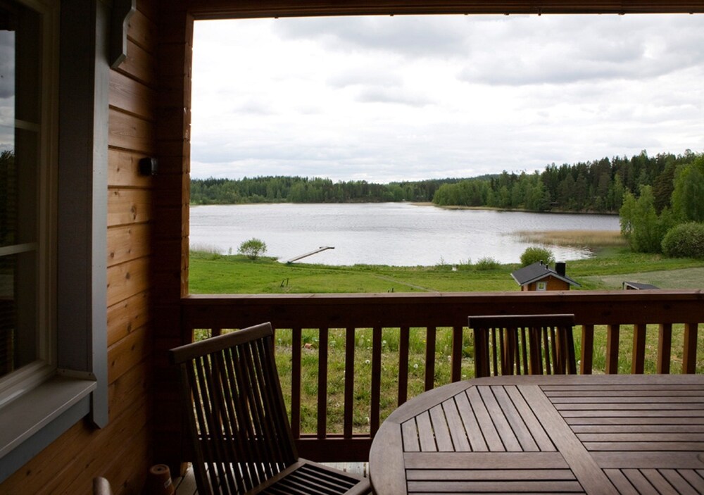 Perhehuvila, Näköala lahdelle - Pääkuva