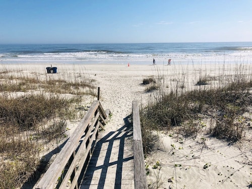 GOIN COASTAL Beach House, 3/2, Sleeps 10, 3 min Walk To The Beach