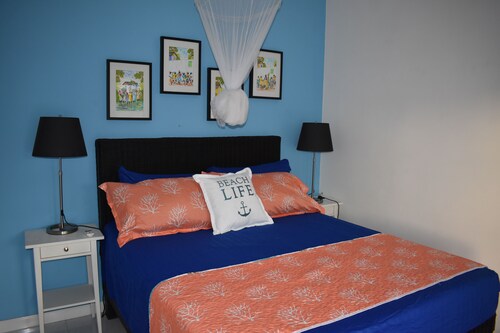 Irie Vibes - Private 2 bedroom villa by the sea.