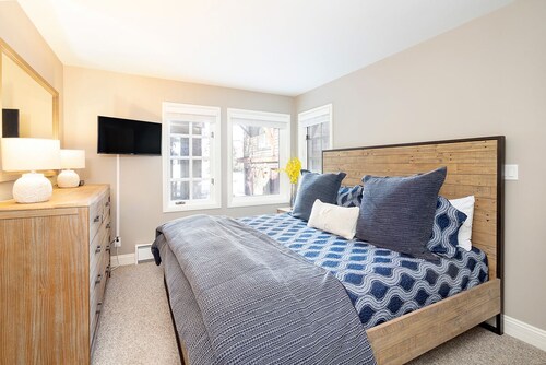 ETTA PLACE 101 - Newly-remodeled condo at the base of Chair 7 in Telluride