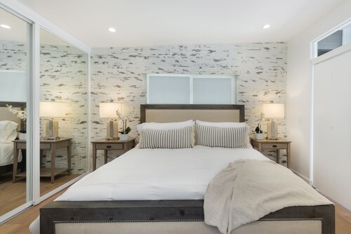Malibu Beachfront Villa in Paradise for 2!