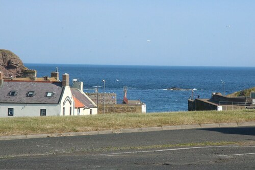 Cosy one bedroom holiday bungalow, in a stunning seaside location
