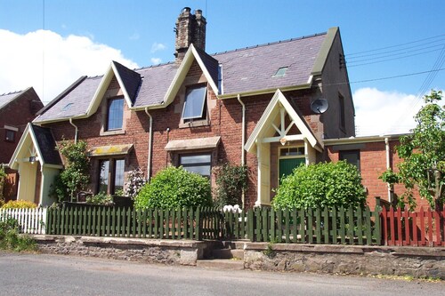 Quiet Holiday Cottage, Real Fire, Great Views of Cheviot Hills, Private Gardens