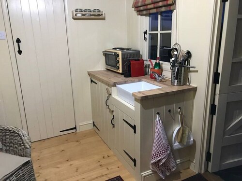 Luxury Shepherd's Hut (The Rowan) at Templehall