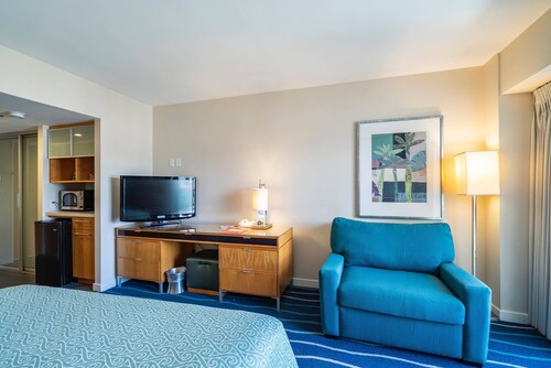 High Floor Ocean View! Best Value Hotel Type Ala Moana Condo! (AH02)