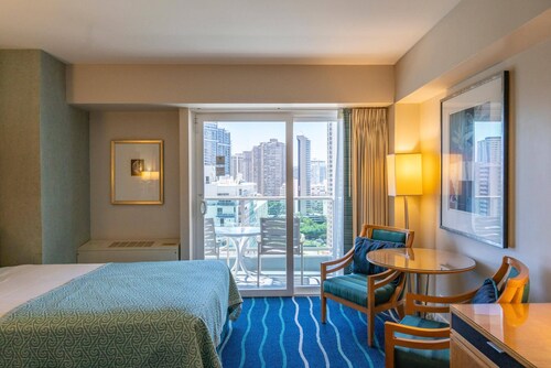 19th Floor! Ocean View! Hotel Type Ala Moana Condomium! (AH917)