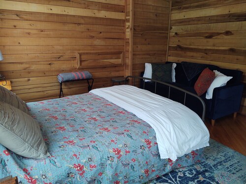 Charming Renovated 1930’s Soapstone Quarry Bungalow