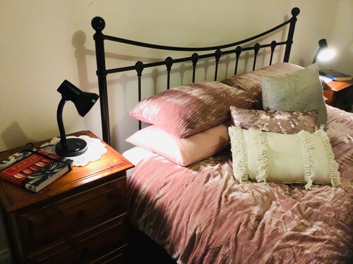 “Tranquil Pet friendly,close to airport, freeNBN, Netflix &breakfast on arrival!