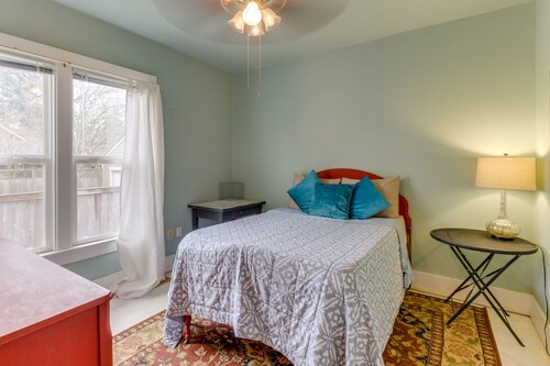 Main floor, dog friendly unit w/ WiFi, near downtown & universities