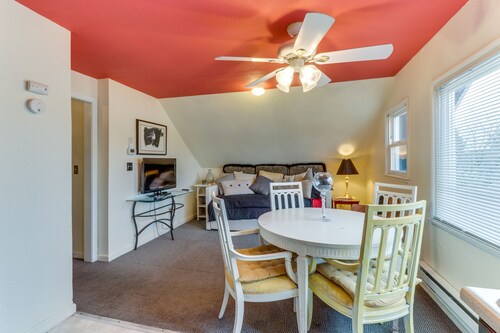 Upper dog friendly unit w/ WiFi, near downtown & universities!