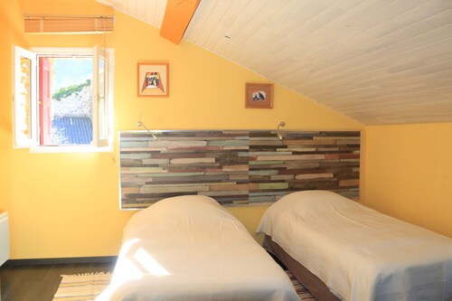 Au coeur du village de Nyer, aux portes de la réserve naturelle.