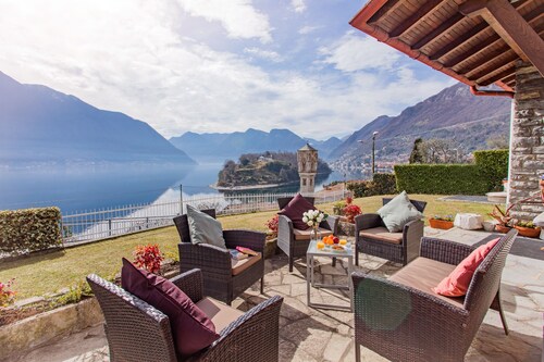 VILLA THEA- Private lake view villa overlooking the island of Comacina.