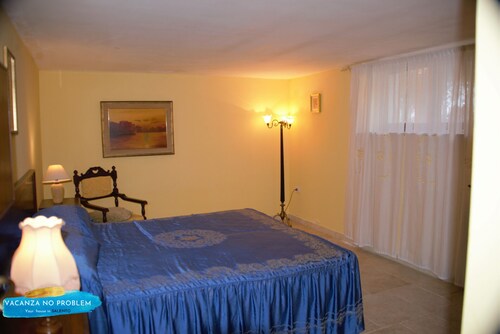 Villa Donatella, finely furnished apartment with swimming pool